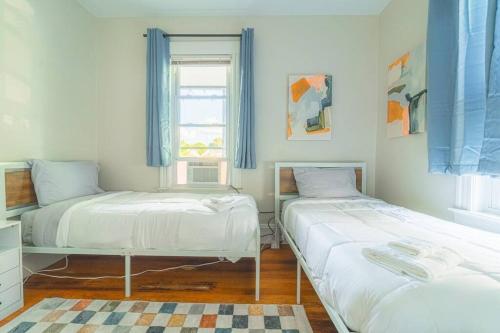 Charming 4 BDR - Walk to Downtown & Free parking! detail