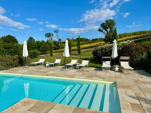 Swimming pool, La Giravolta Country House in Barchi (Pesaro)