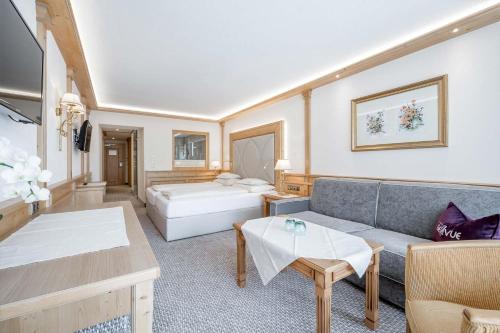 1 queen bed, 1 sofa bed