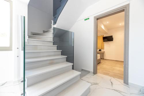 Airscape Hotel Free Shuttle From And To Athen's Airport in Ateena