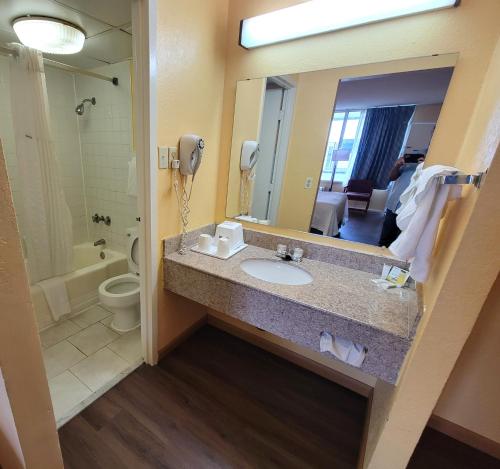 Days Inn by Wyndham Alexandria South - image 6