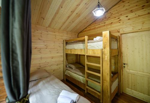 1 twin bed, 1 bunk bed