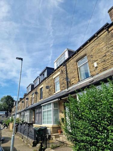 Exterior view, Free Parking at this Stylish Terraced House in Bradford, with views of hillside in Shipley
