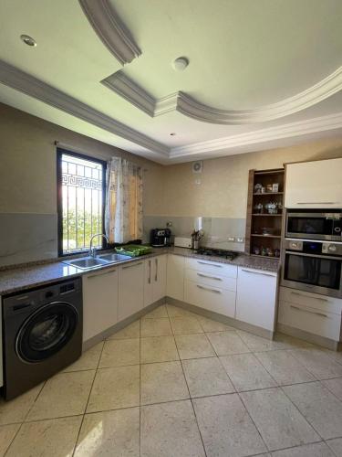 Villa de Luxe avec Vue sur Mer, Grand Jardin et Piscine Privée à Tabarka Villa de Luxe avec Vue sur Mer, Grand Jardin et Piscine Privée à Tabarka