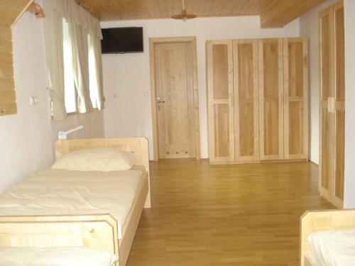 3 twin beds