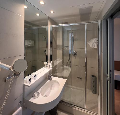 Twin Room image 4