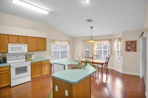 Villages Large 2 bed room 2 bath near shopping in Lady Lake, USA