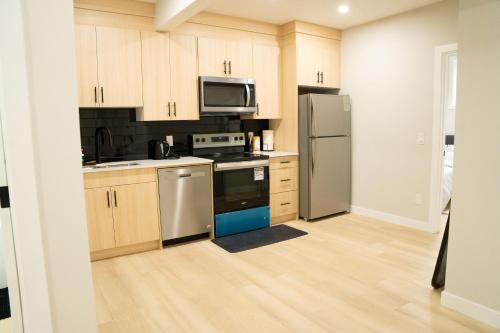 The Old Trafford - Stylish 2 bed suite - Tap to explore photos