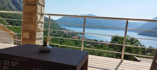ทัศนียภาพ, Tamaris apartments Risan in ริซาน