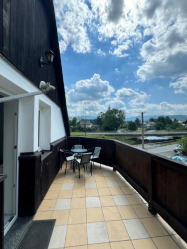 balkon/terras, Penzion a Rybářská bašta U Jesetera (Penzion a Rybarska basta U Jesetera) in Bela Pod Pradedem