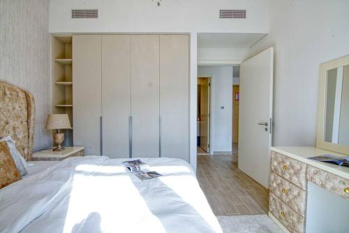 Luxury Living 1BR at Sunset Creek Beach 702, Dubái (foto 2)