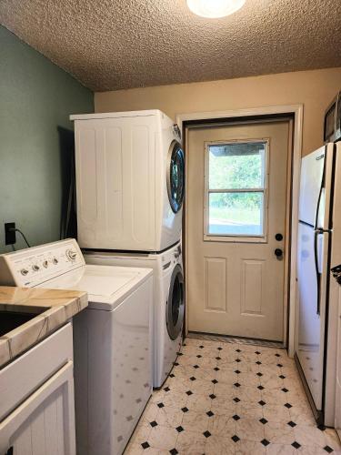 Crescent Beach Retreat- Cozy 4br House in Port Angeles