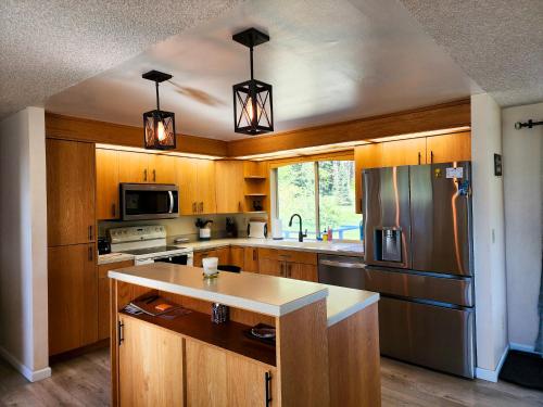 Crescent Beach Retreat- Cozy 4br House in Port Angeles