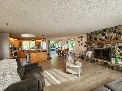 Crescent Beach Retreat- Cozy 4br House in Port Angeles