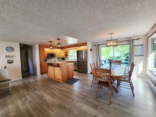 Crescent Beach Retreat- Cozy 4br House in Port Angeles