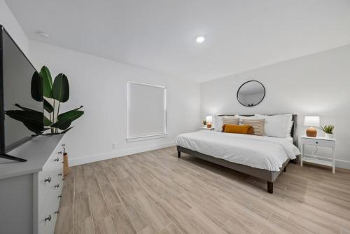 New! Few Minutes To Downtown, 10 To The Beach! in West Palm Beach, USA