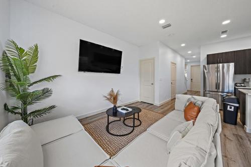 4-bed Wpb Home Near 95, Airport, Dt & Beaches in West Palm Beach, USA