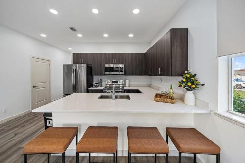 4-bed Wpb Home Near 95, Airport, Dt & Beaches in West Palm Beach, USA