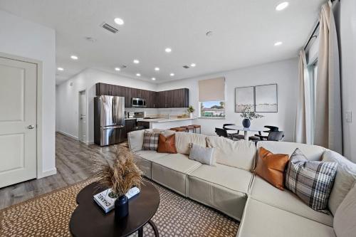 4-bed Wpb Home Near 95, Airport, Dt & Beaches in West Palm Beach, USA