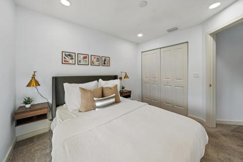4-bed Wpb Home Near 95, Airport, Dt & Beaches in West Palm Beach, USA