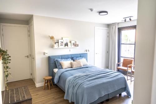1 queen bed, 1 bunk bed