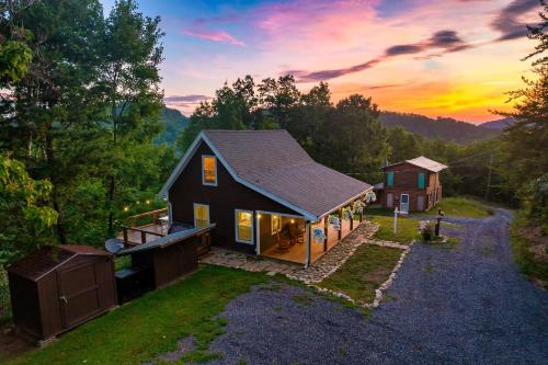 Private Cozy Cabin with Hot Tub & Mt View - Only 10 min to The Parkway, Sevierville (foto 6)