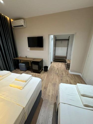 Triple Room with Garden View image 7