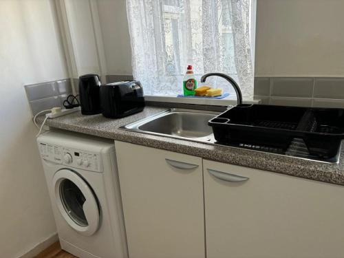 Zinoc Delight, free parking, at City centre, close to the sea & lovely places in Blyth