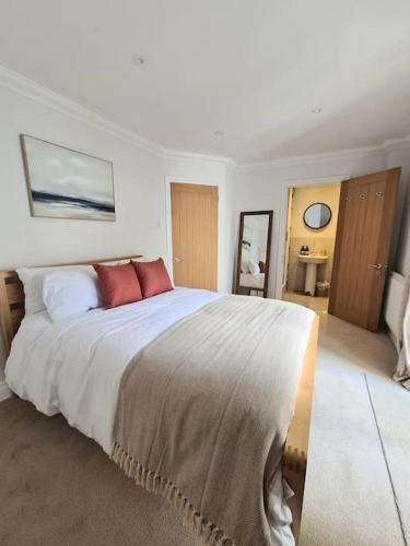 Luxury, Spacious 3 Bedroom, Beachfront Apt with Parking & Courtyard - Shoreside