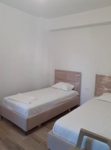 2 bedrooms, 4 beds