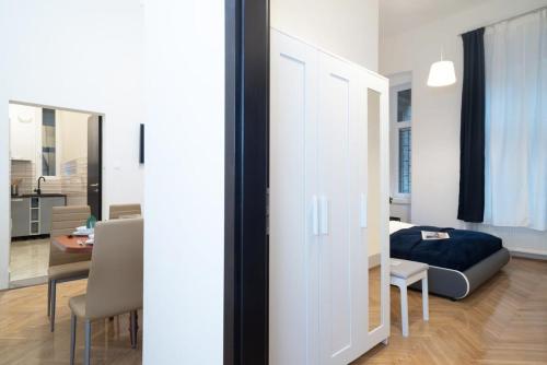 Ultra central large stylish apartment - image 7