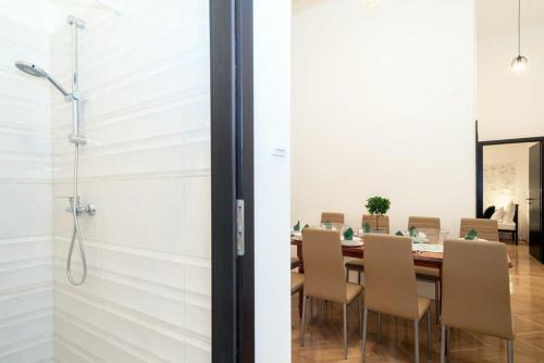 Ultra central large stylish apartment - image 13