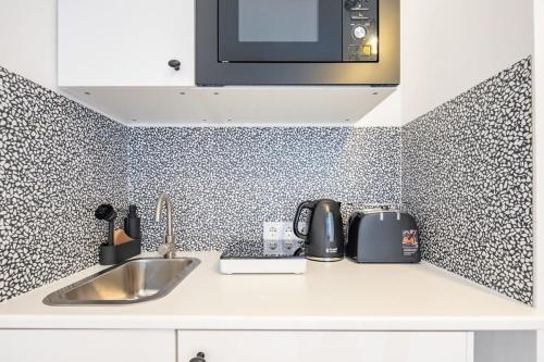Extra Central - Mini Modern Studio - image 7