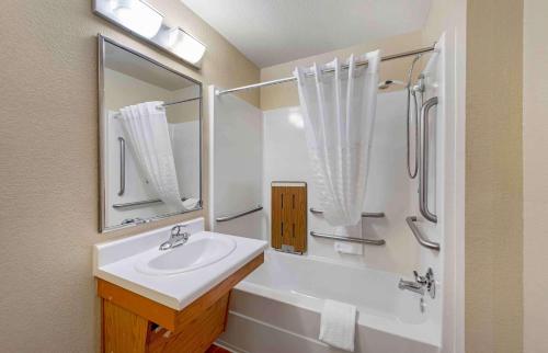 WoodSpring Suites Oklahoma City Northwest - 화장실