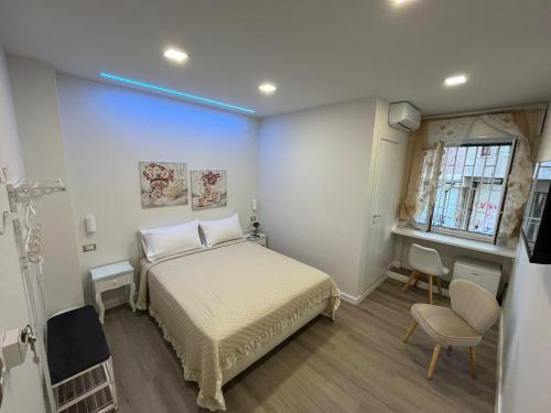 F.ROOMS NAPOLI VIA SEMENTINI Room Type - Double Room with Private Bathroom