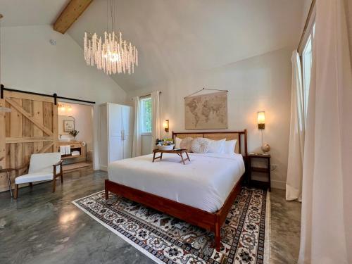 Couples Getaway Villa with outdoor soaking tub in Sevierville, USA