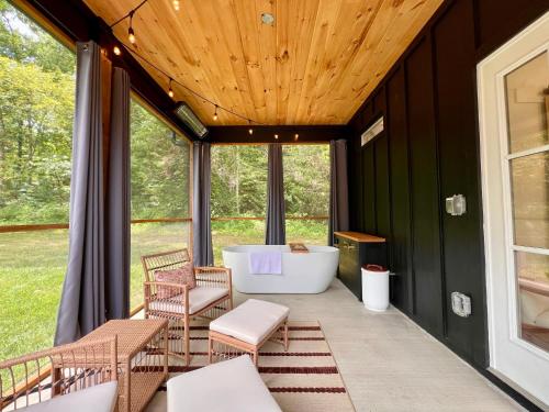 Couples Getaway Villa with outdoor soaking tub in Sevierville, USA