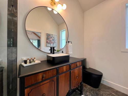 New Creekside Villa Perfect for a Couples Escape in Sevierville, USA
