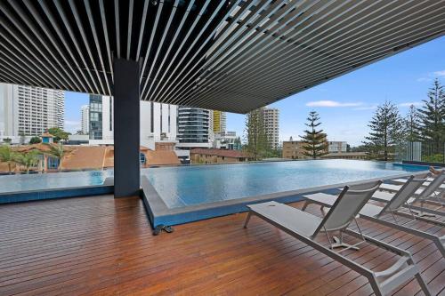 Broadbeach Luxury Seaview 2BR Apt - Tap to explore photos