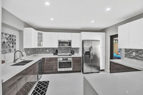 Renovated 5½ Bedroom Home/Heated Pool in Hollywood, USA