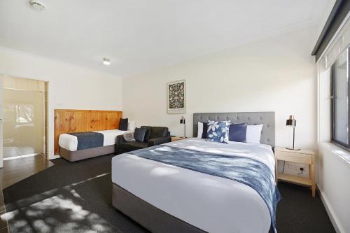 1 double bed, 1 twin bed