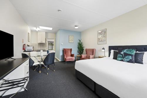 . Hamilton Lakeside Motel