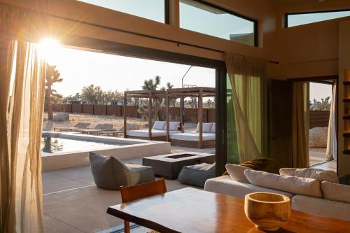Sol e Cielo- 2 luxe homes w 2 pools & hot tubs in Yucca Valley, USA