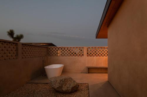 Sol e Cielo- 2 luxe homes w 2 pools & hot tubs in Yucca Valley, USA