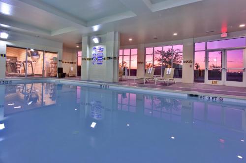 Piscina, Holiday Inn & Suites Bakersfield by IHG in Bakersfield (CA)