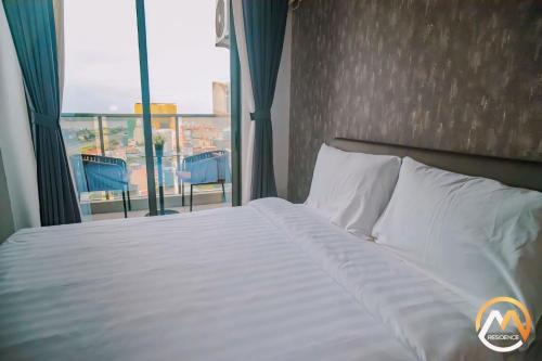 Deluxe Queen Studio  room in Hotel Serviced Condo Unique Infinity Pool with Mekong River View