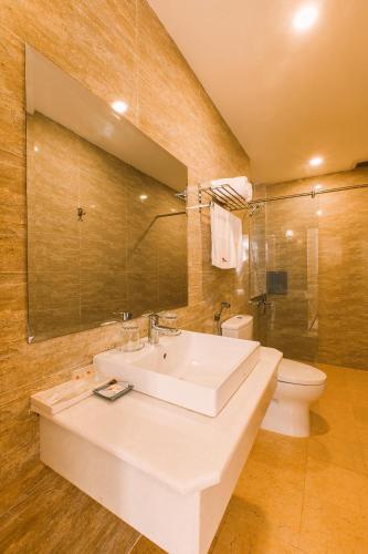 Bathroom, Mai Vy Hotel in Huyen Trang Bang