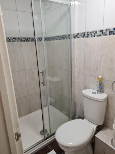 A 4 bedroom house closer to central London - image 7