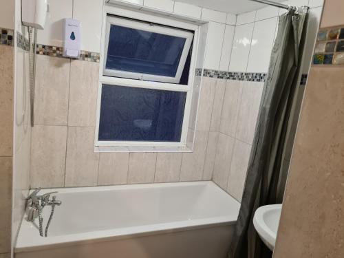 A 4 bedroom house closer to central London - image 8