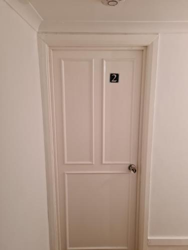A 4 bedroom house closer to central London - image 13